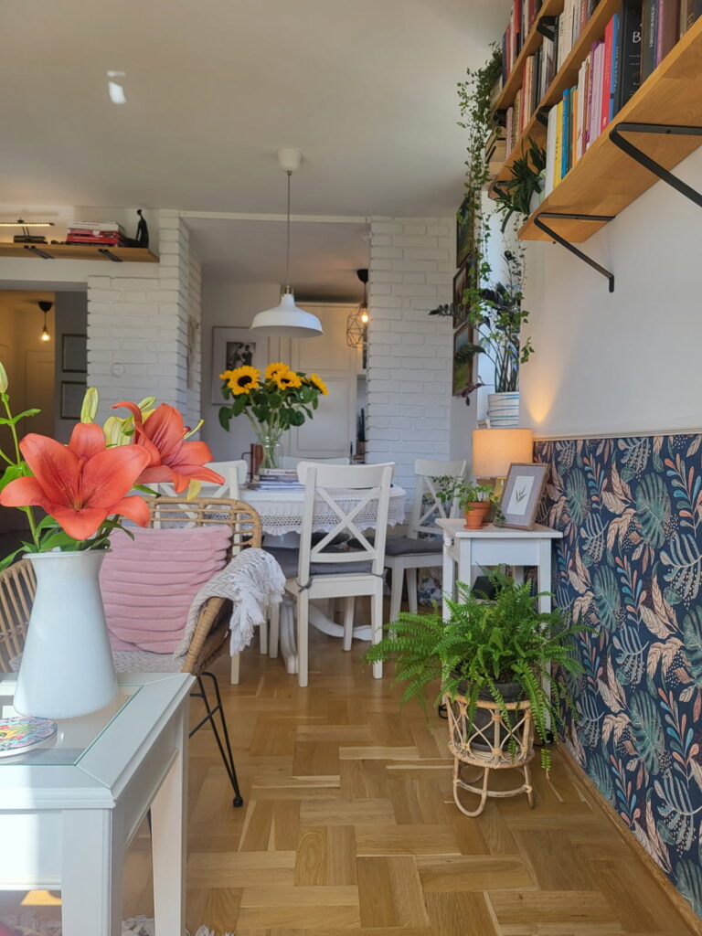 Piękne wnętrze salonu w kwiatach.